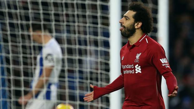 Salah, de penalti, da la victoria al Liverpool, que presiona al Manchester City