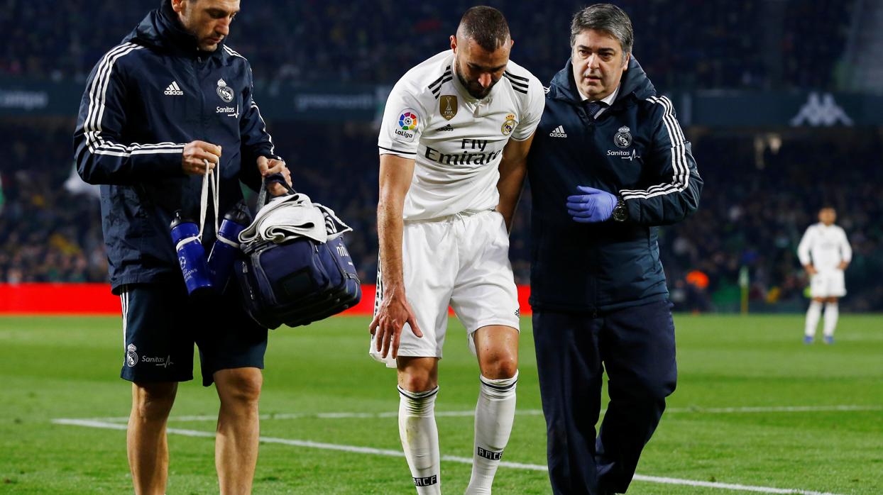 Benzema se retiró lesionado del césped del Villamarín