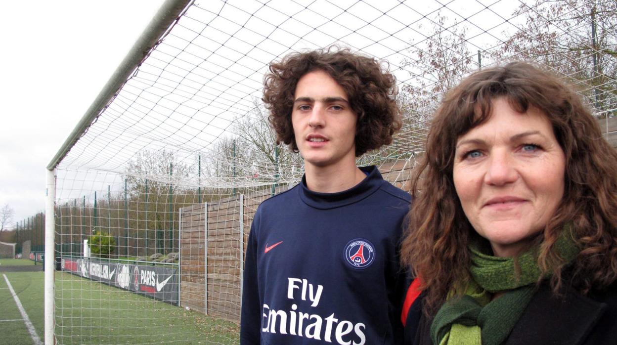 Rabiot junto a su madre y representante, Veronique