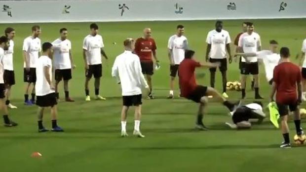 Higuaín derriba de una patada a su entrenador durante un rondo