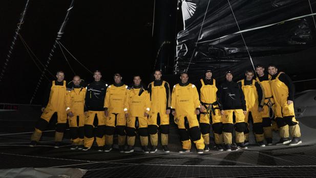 «Spindrift 2» vuela a 30 nudos a por el récord Jules Verne