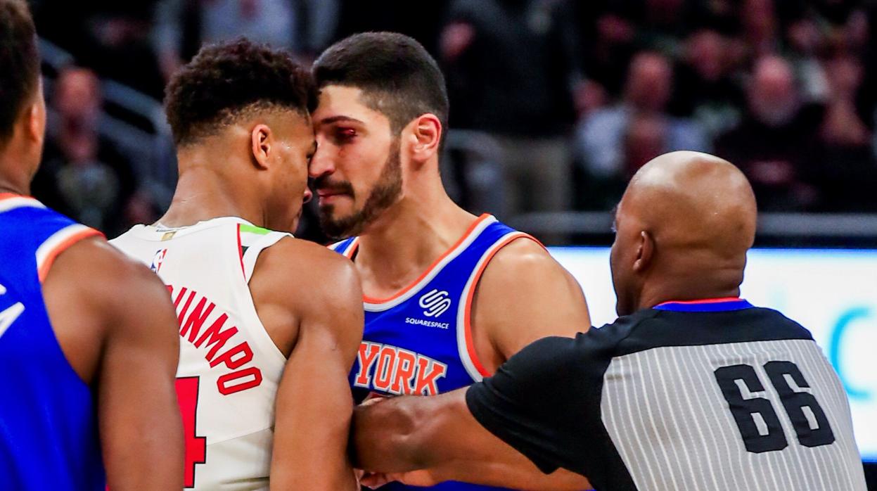 Kanter, de azul, se encara con Antetokounmpo durante un partido de esta temporada