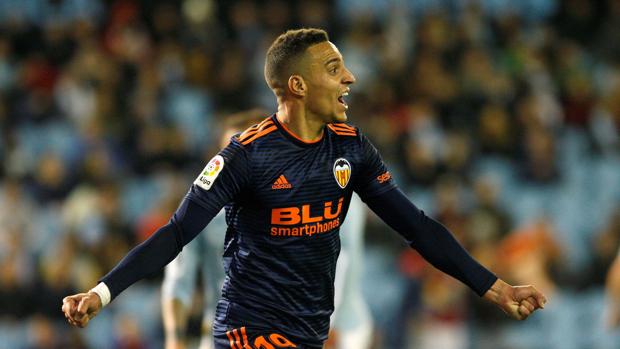 El Valencia remonta para soñar y agrava la situación del Celta