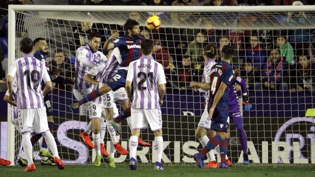 El Levante despega; el Valladolid se queja del VAR