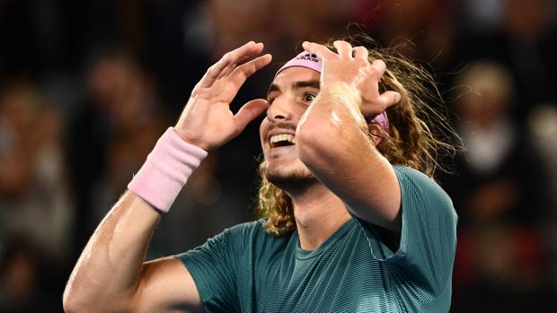 Tsitsipas da la sorpresa ante Federer y elimina al campeón