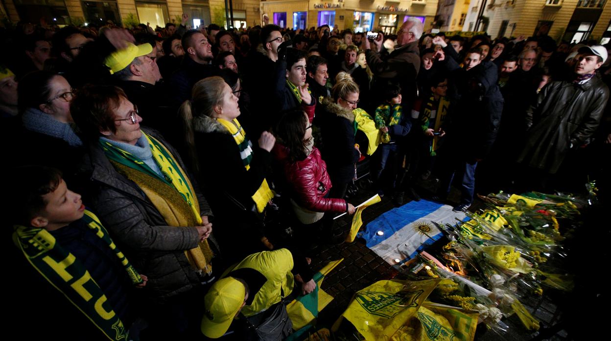 El emocionante homenaje de los hinchas del Nantes a Emiliano Sala