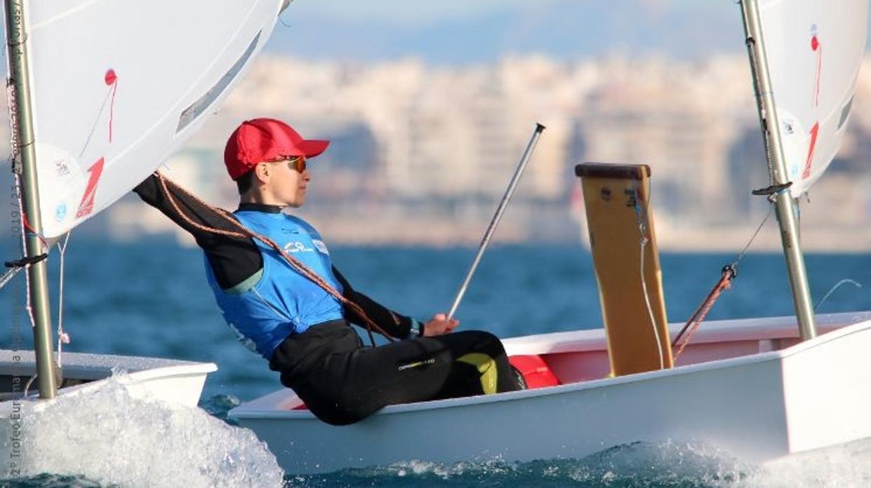 Marco Gradoni y Alejandra Pérez se colocan líderes en el Trofeo Euromarina de Optimist