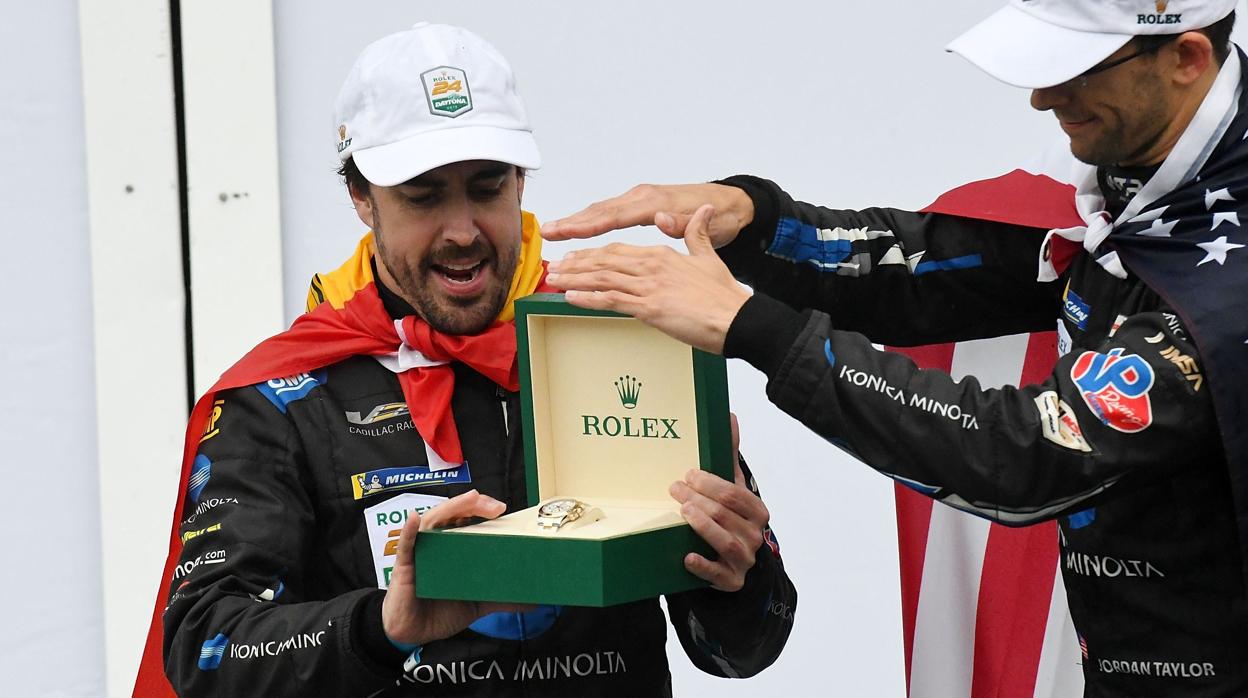 El piloto español Fernando Alonso y su compañero el norteamericano Jordan Taylor celebran la victoria en las 24 horas de Daytona