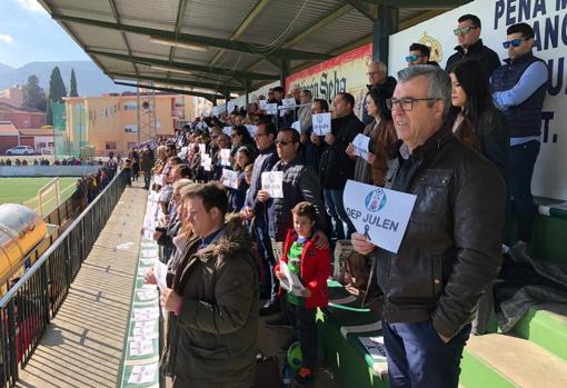 Aficionados del Atlético Mancha Real con pancartas en recuerdo de Julen