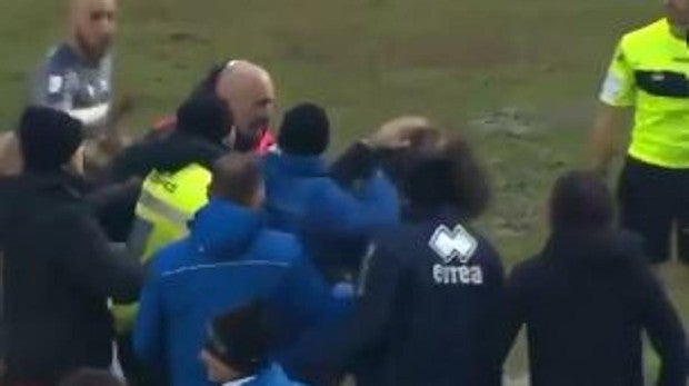 Brutal cabezazo de un entrenador al técnico rival en la liga italiana