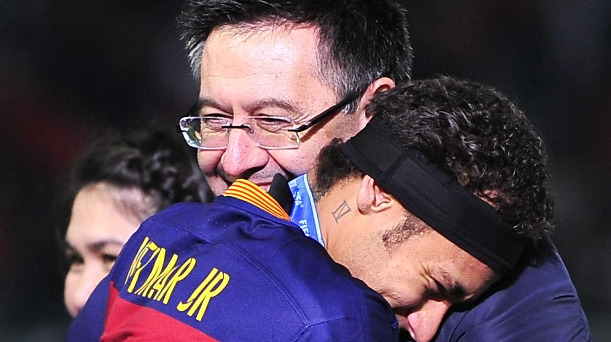 Bartomeu y Neymar se abrazan