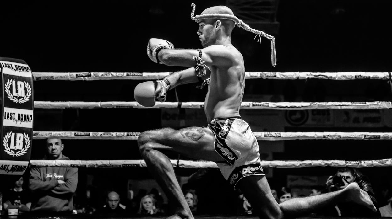 Carlos Coello realiza la danza ritual tailandesa previa a un combate de muay thai