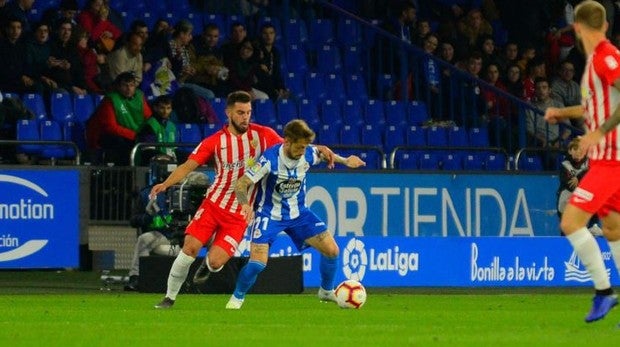 El Almería también saca premio en Riazor ante el Dépor