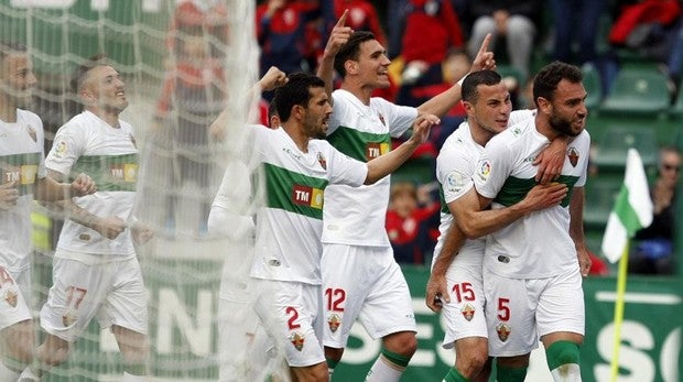 El Elche se acerca a la permanencia tras superar al Alcorcón