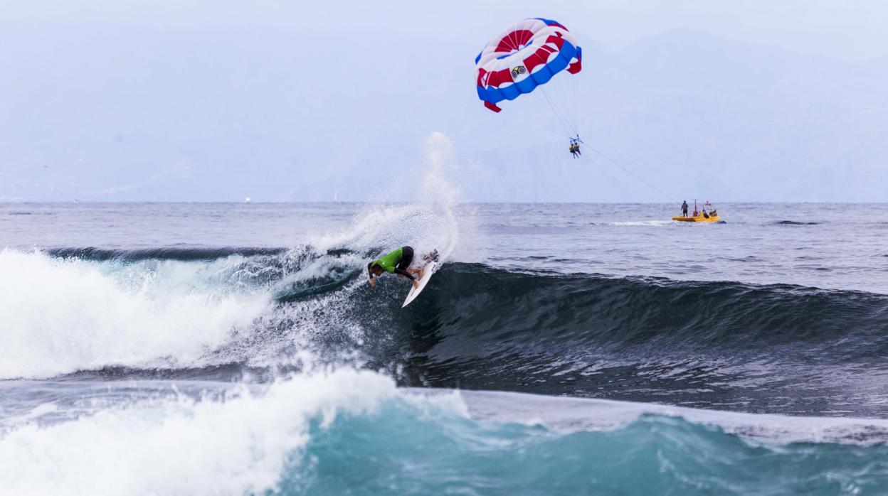 Buen surfing en la primera jornada del Open Las Américas