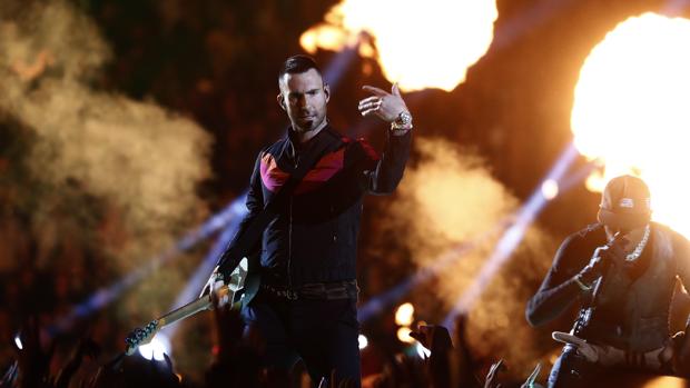 Maroon 5 desata una lluvia de fuego y cohetes en la Super Bowl