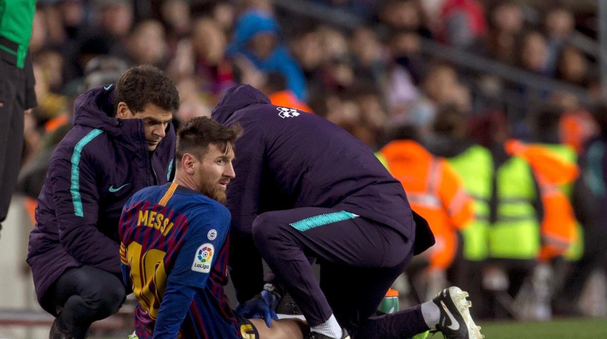 Los médicos del Barcelona atienden a Messi en la banda