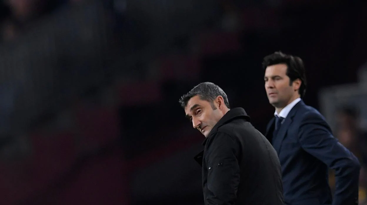 Valverde y Solari durante el partido en el Camp Nou