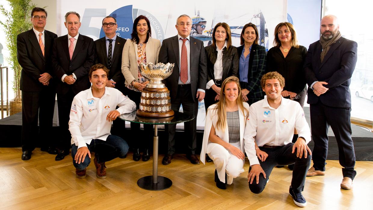 Jordi Xammar, Silvia Mas y Nicolás Rodriguez posan con el trofeo