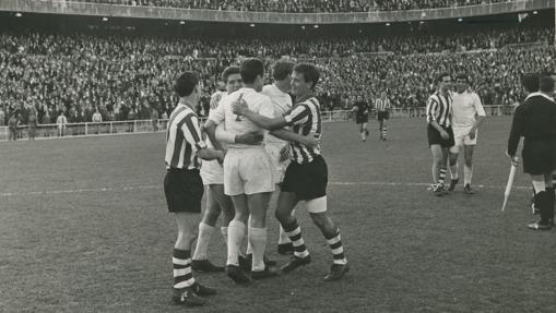 El Real Madrid y el Athletic en un partido de la Liga 194-65