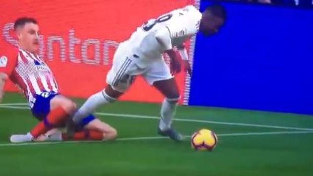 Polémico penalti a Vinicius que pudo ser fuera del área