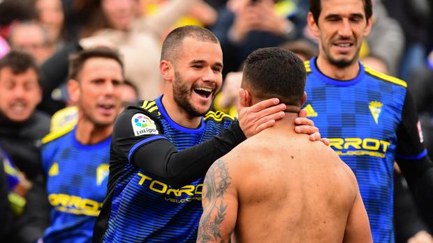 Alcorcón-Cádiz CF (1-2): Santo Domingo hace el milagro