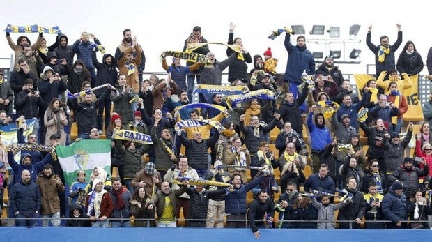 Aficionados del Cádiz utilizaron los autobuses del PP para ir al partido contra el Alcorcón