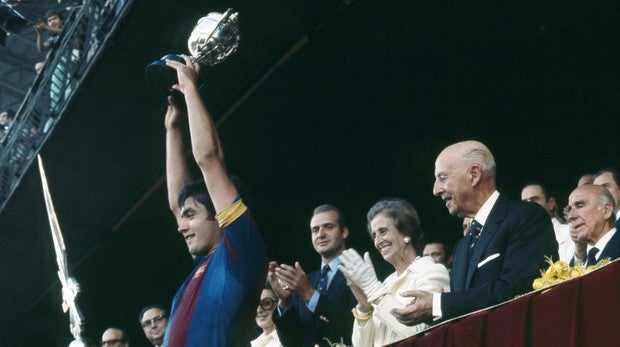 El Barcelona retira las distinciones honoríficas a Franco