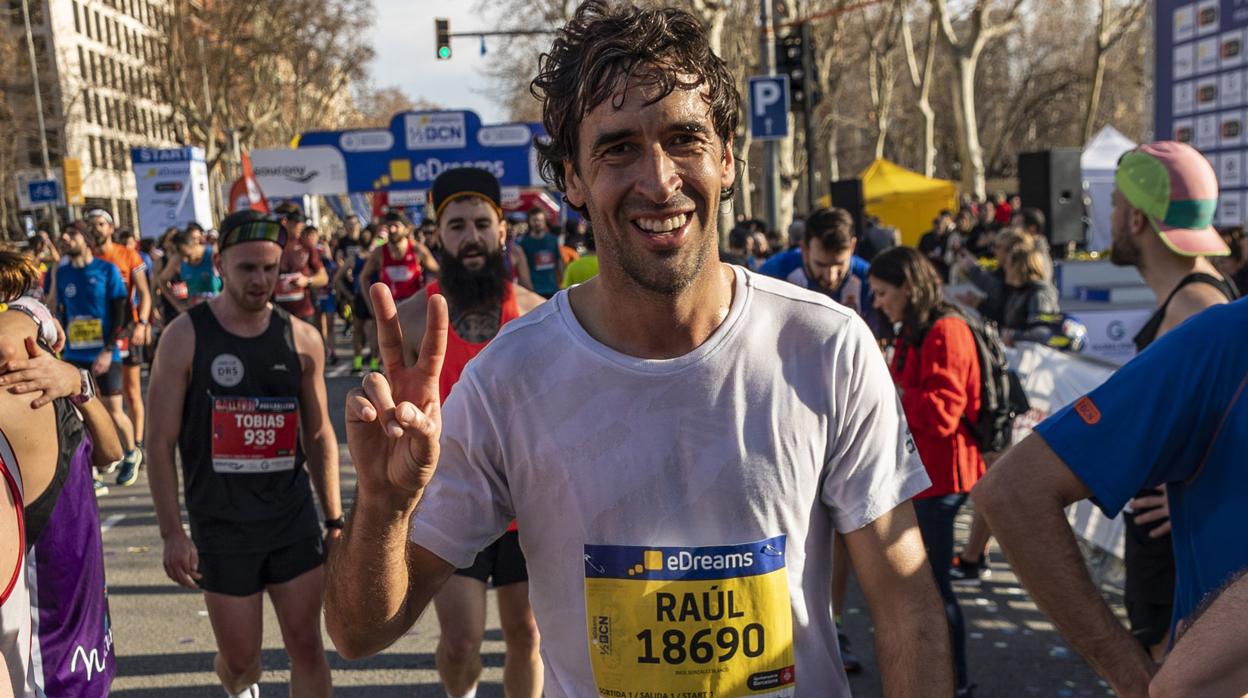 Raúl González, con la medalla de la media maratón de Barcelona