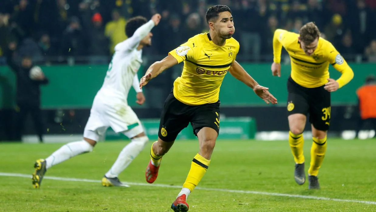 Achraf celebra un gol con el Borussia de Dortmund