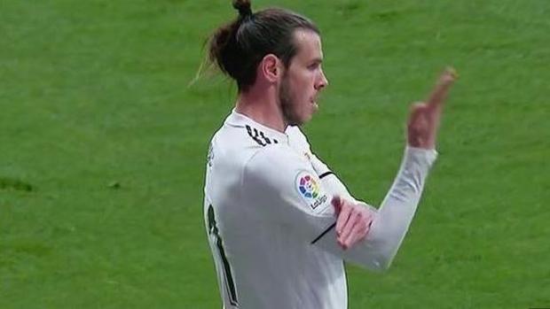 Gareth Bale se expone a una sanción por su corte de mangas en el derbi