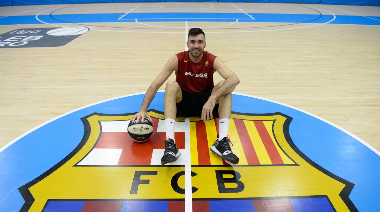 Pierre Oriola posa para ABC en la pista de la Ciutat Deportiva del Barcelona antes de viajar a Valencia