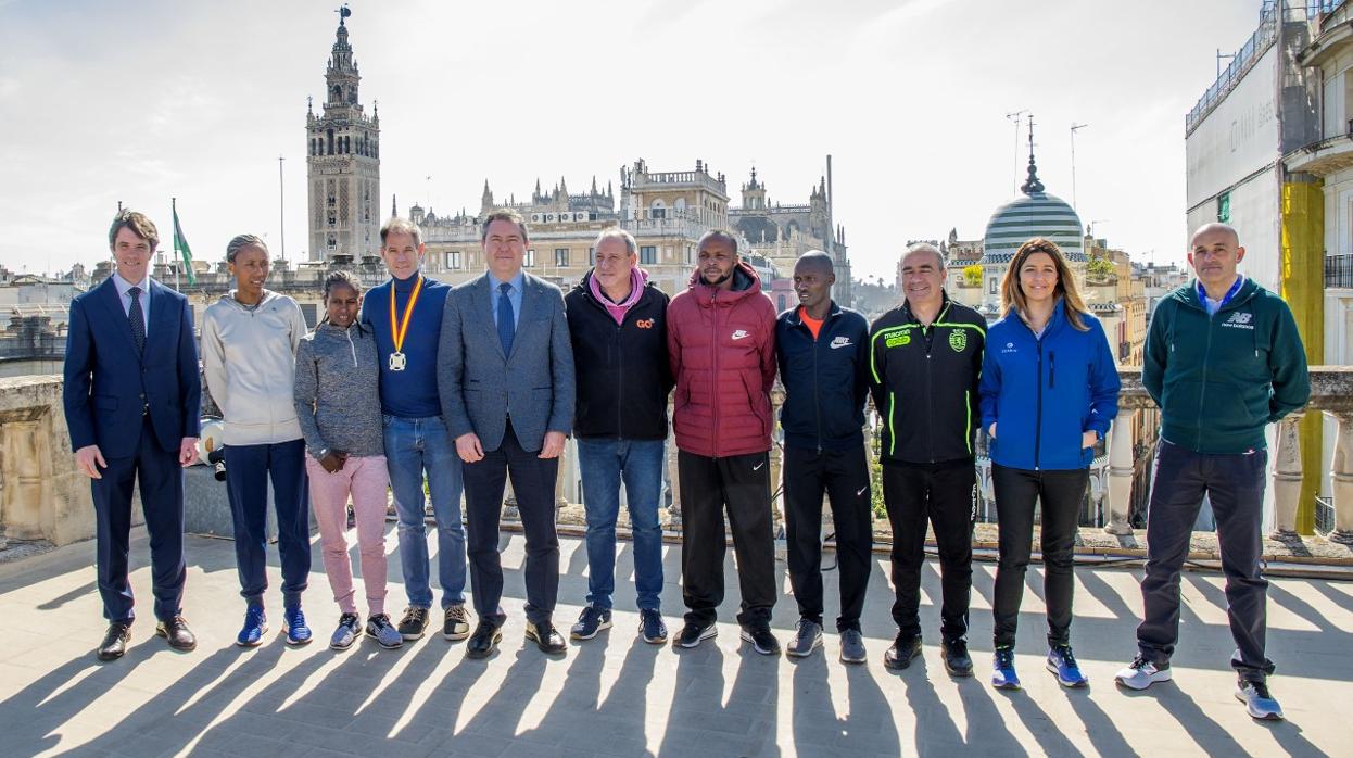 El alcalde de Sevilla, Juan Espadas, posa junto a varios participantes, entre ellos Abel Antón, en la presentación de la Zurich Maratón de Sevilla 2019