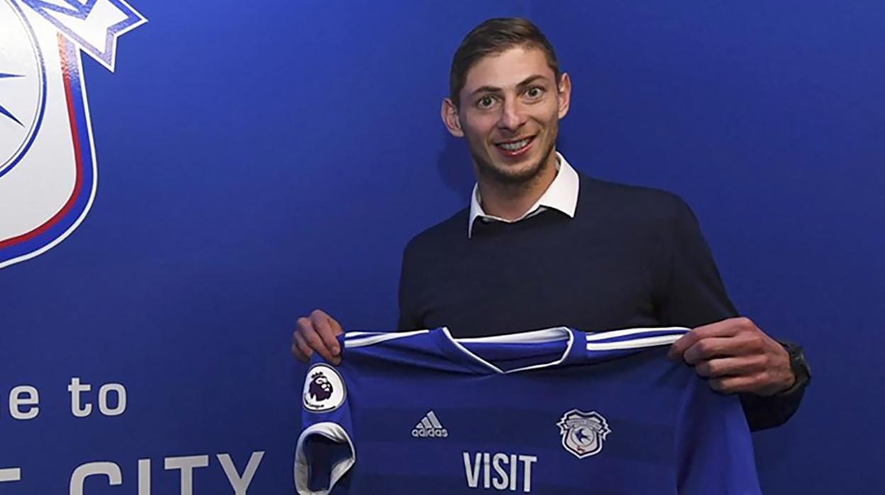 Emiliano Sala posa con la equipación del que iba a ser su nuevo club