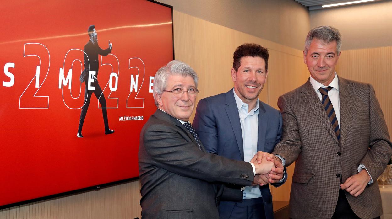 Cerezo, Simeone y Gil Marín, ayer, en la firma del contrato