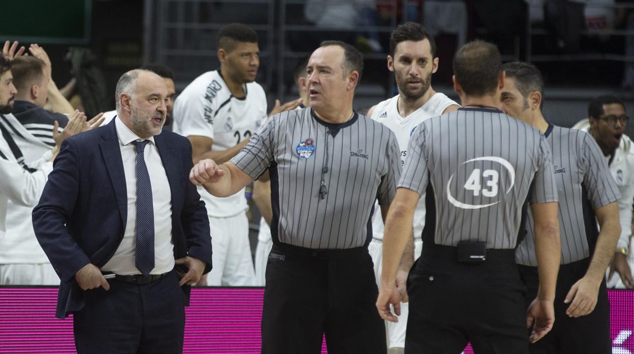 Los jugadores del Real Madrid protestan las decisiones arbitrales de la final de la Copa