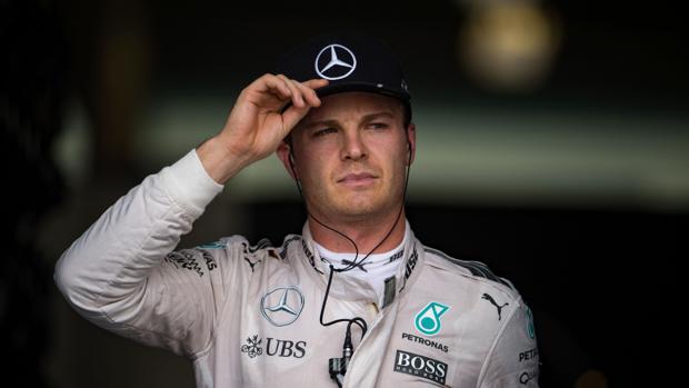 Rosberg: «Alonso necesita ganar y no estar pilotando en la parte de atrás»