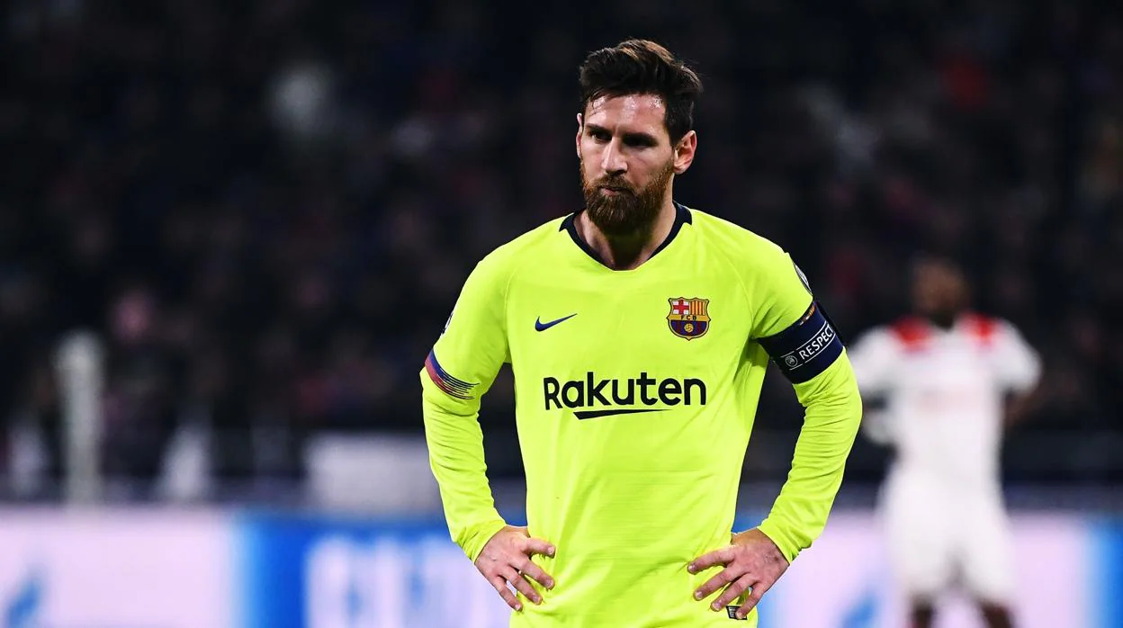 Leo Messi cariacontecido durante el partido ante el Lyon
