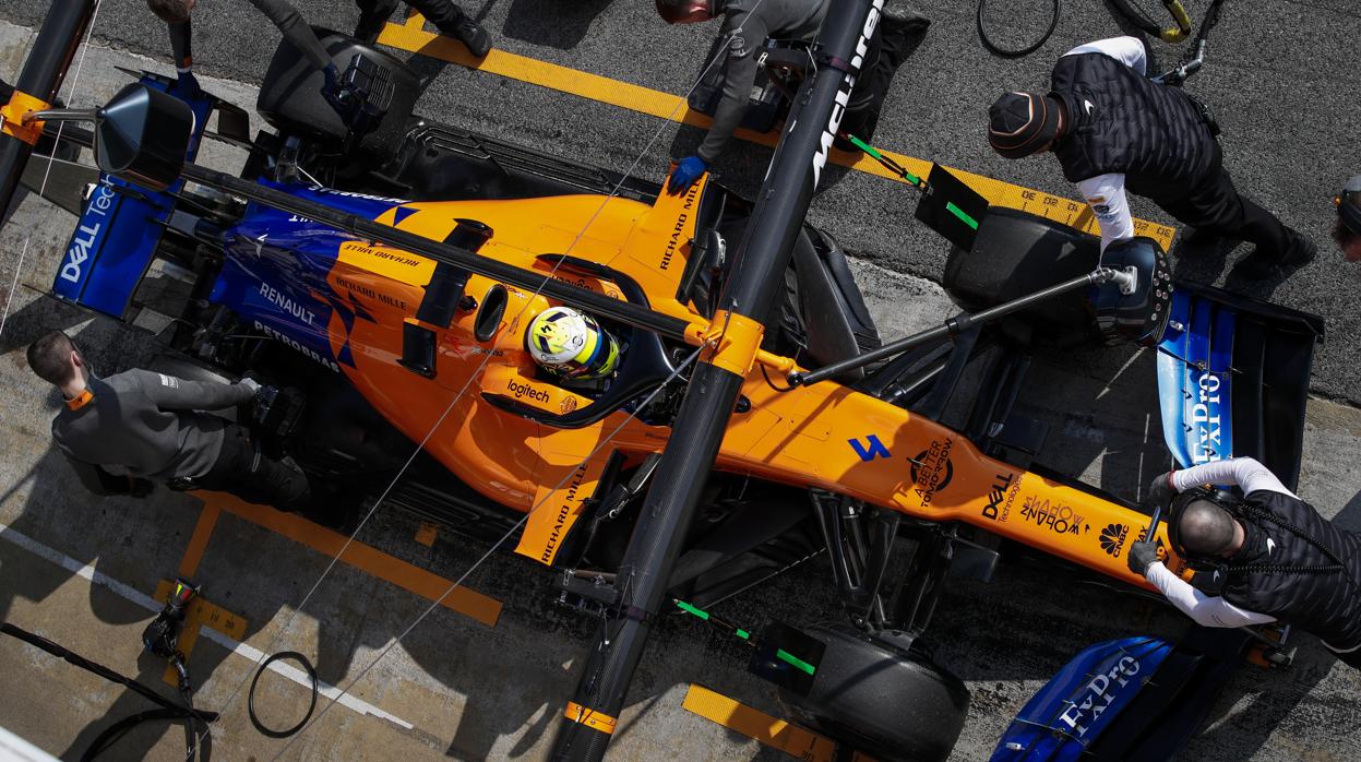 El McLaren, durante los entrenamientos en Montmeló