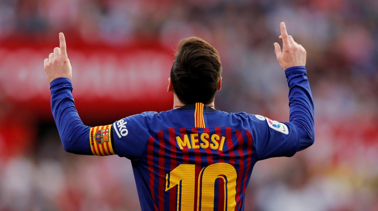 Leo Messi celebra uno de sus tres goles ante el Sevilla