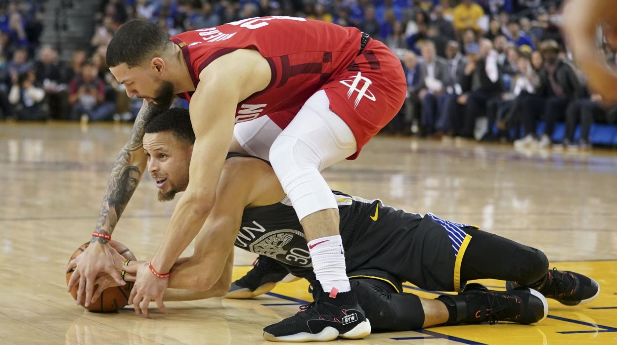 Curry, atrapado por la defensa rival