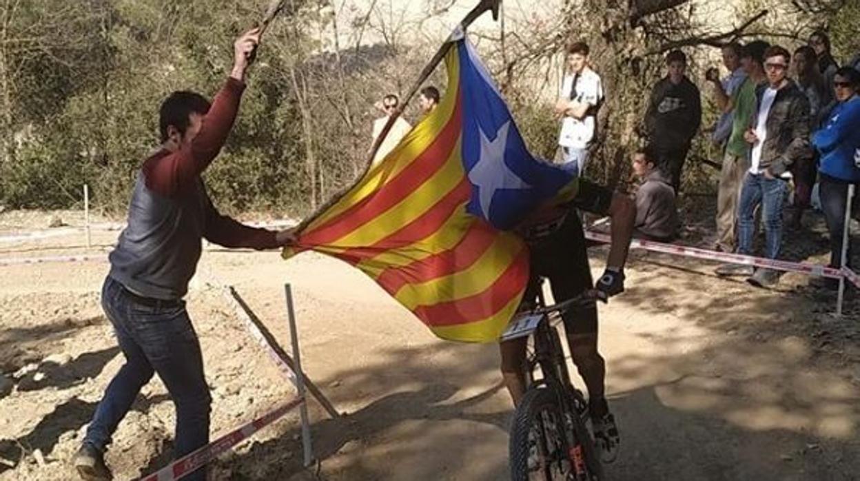 Momento en el que una persona cubre a Carlos Coloma con una estelada