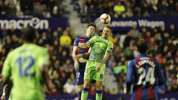 El Levante huye del descenso con goles y pone contra las cuerdas a Setién