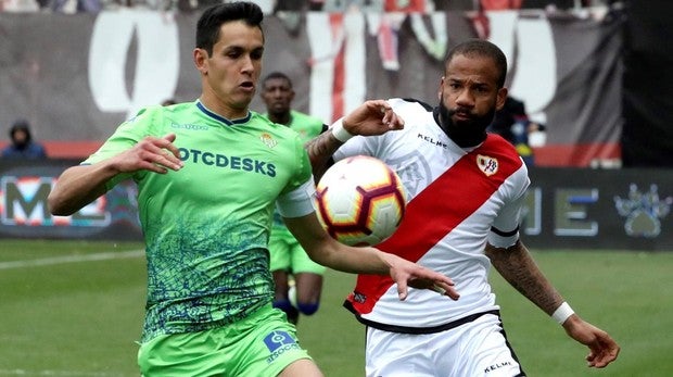 Tello amarga el regreso de Jémez a Vallecas