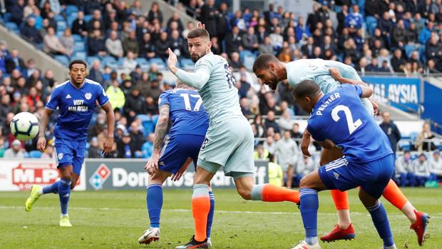 El Chelsea remonta en el tramo final al Cardiff