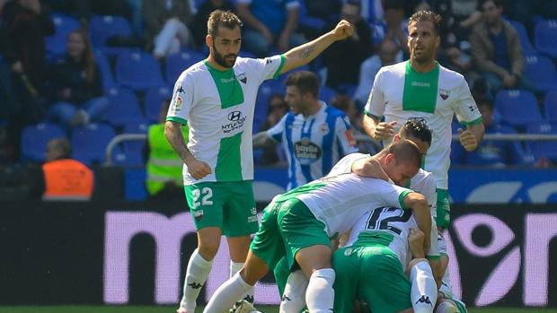 El Extremadura escapa del descenso y aleja al Dépor del ascenso