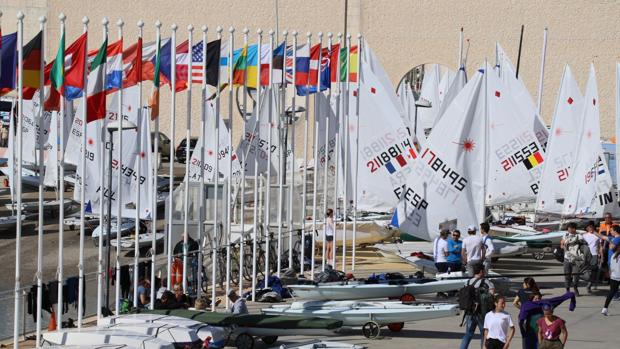 La ausencia de viento deja en tierra a la flota en el tercer día de la Semana Andaluza