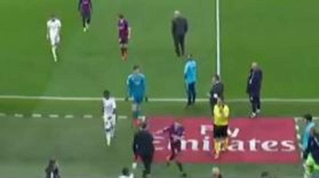 Jordi Alba empujó a Chendo en el descanso del clásico