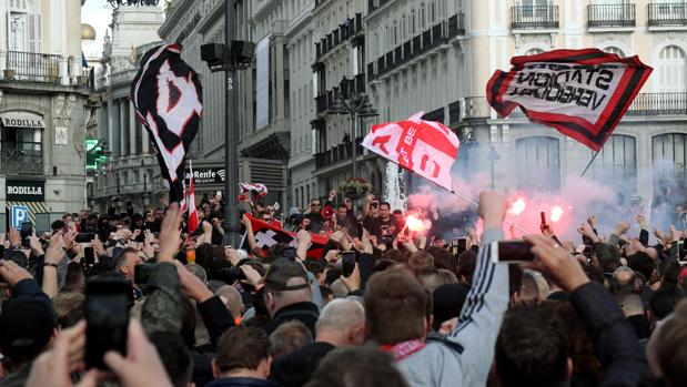 Detenido un hincha del Ajax tras amenazar con un puñal al portero de un local de alterne