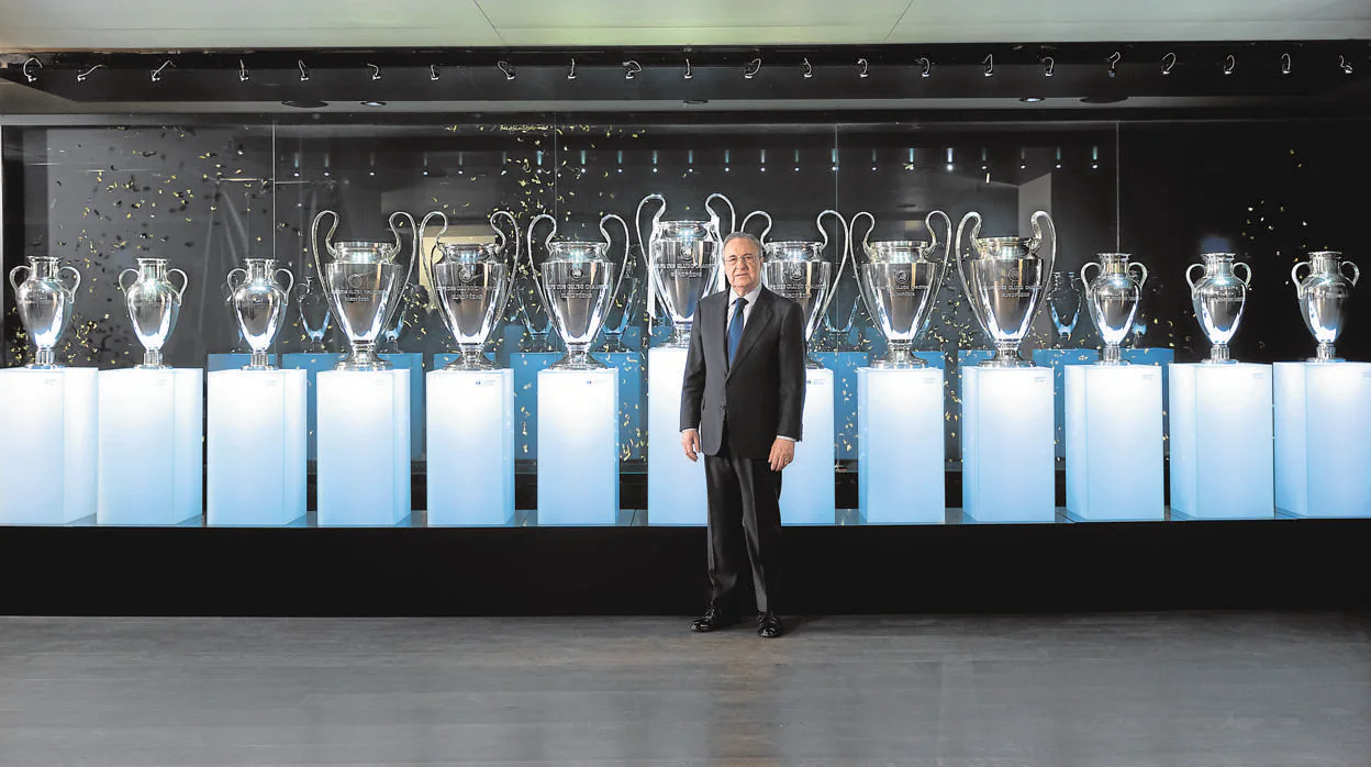 Florentino Pérez, en la sala de trofeos del Real Madrid tras lograr la decimotercera Copa de Europa